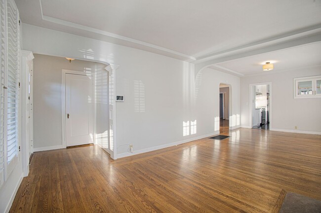 Building Photo - 1118 High Street - 2 bedroom | 1.5 bath | ...