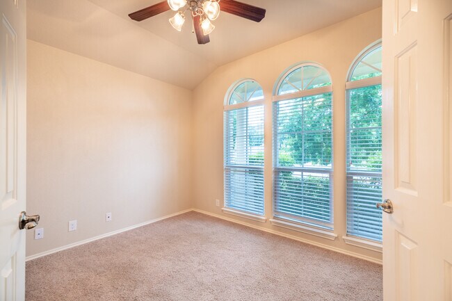 Building Photo - Beautiful and Immaculate 4 Bedroom, 2 Bath...