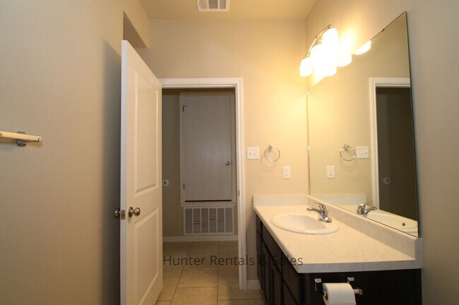 Building Photo - Loaded With Amenities!