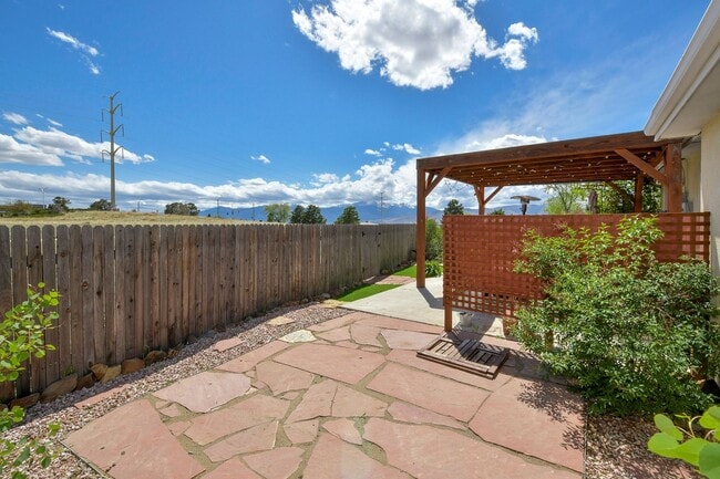 Building Photo - Pikes Peak Mountain View in Briargate! D20