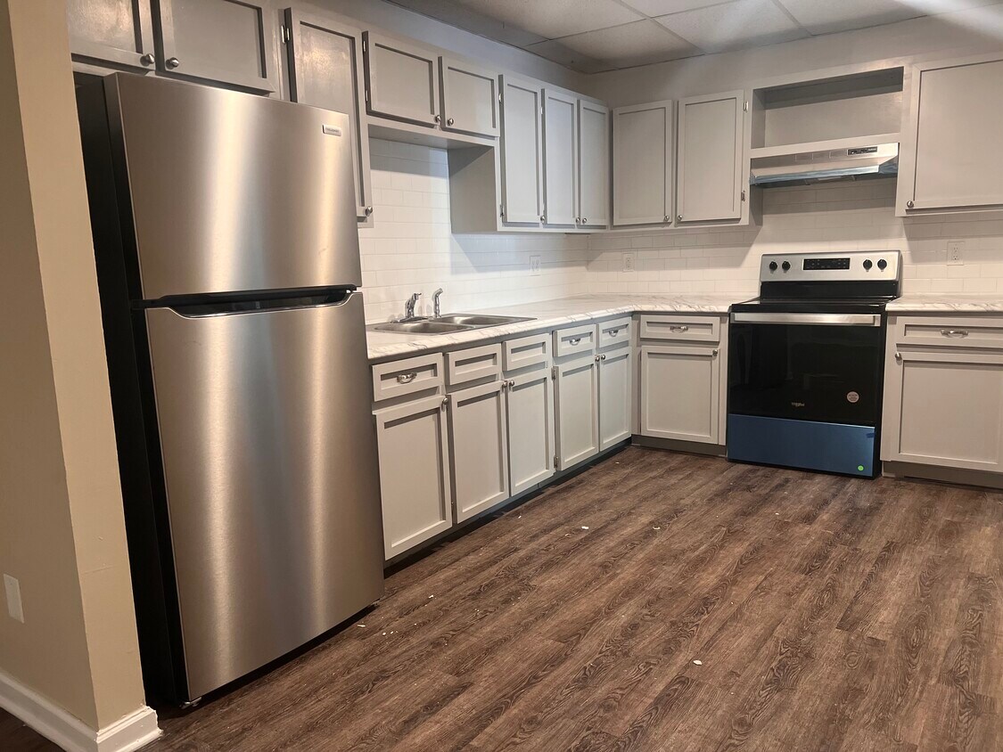 Primary Photo - 750 W Broad St