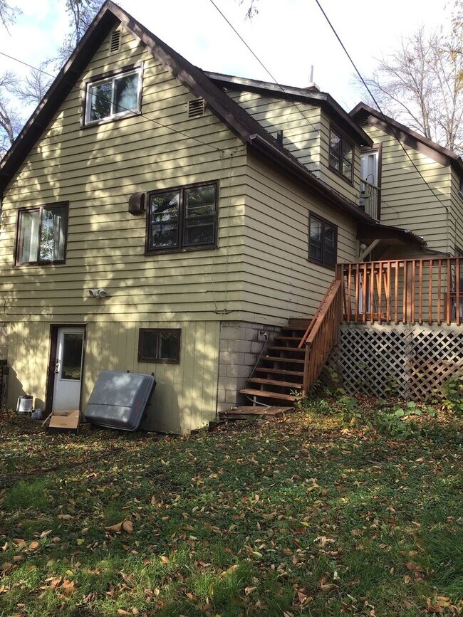 Building Photo - Cozy Upper Level 1 Bedroom Apartment Avail...