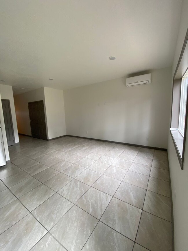 Foto del edificio - **SPRING SPECIAL- $200 off first months rent**  3 Bedroom Duplex in Veneta