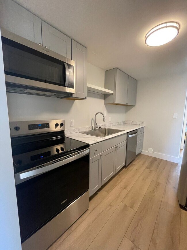 Building Photo - Fully Renovated Spacious Home Walking Dist...
