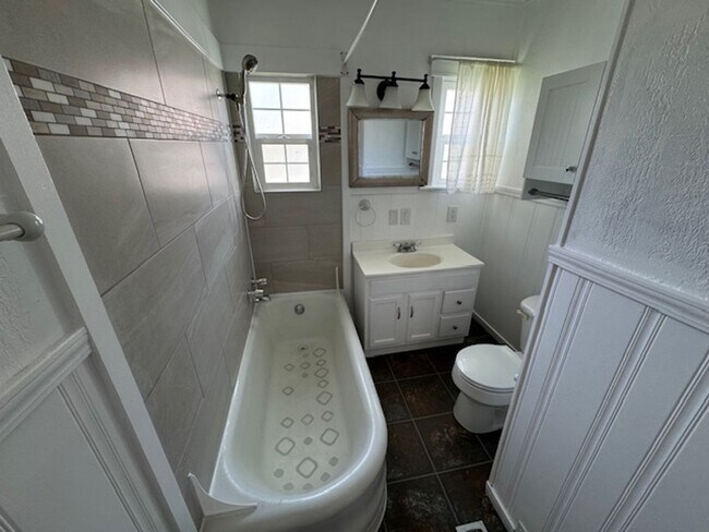 Foto del edificio - 3 Bedroom, 1 Bathroom Home - Located near ...