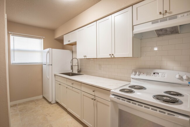 Building Photo - 2630 Fairway Dr