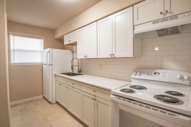 Foto del edificio - 2630 Fairway Dr