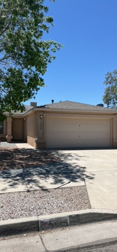 Primary Photo - Beautiful 3 bed 2bath 2car garage with fre...
