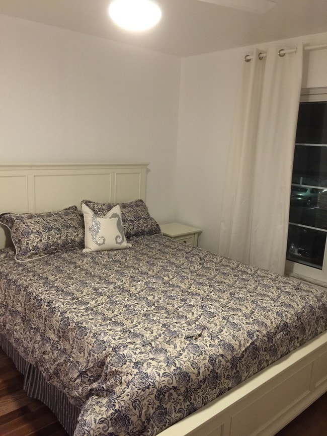 Bedroom QUEEN BED - 21320 Brinson Ave