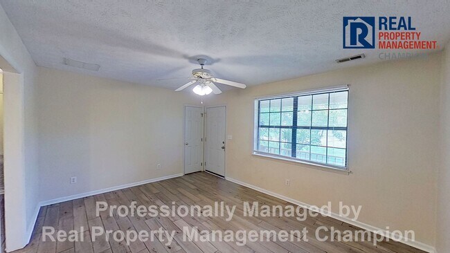 Foto del edificio - All Brick Ranch with Attached Garage on Large Lot