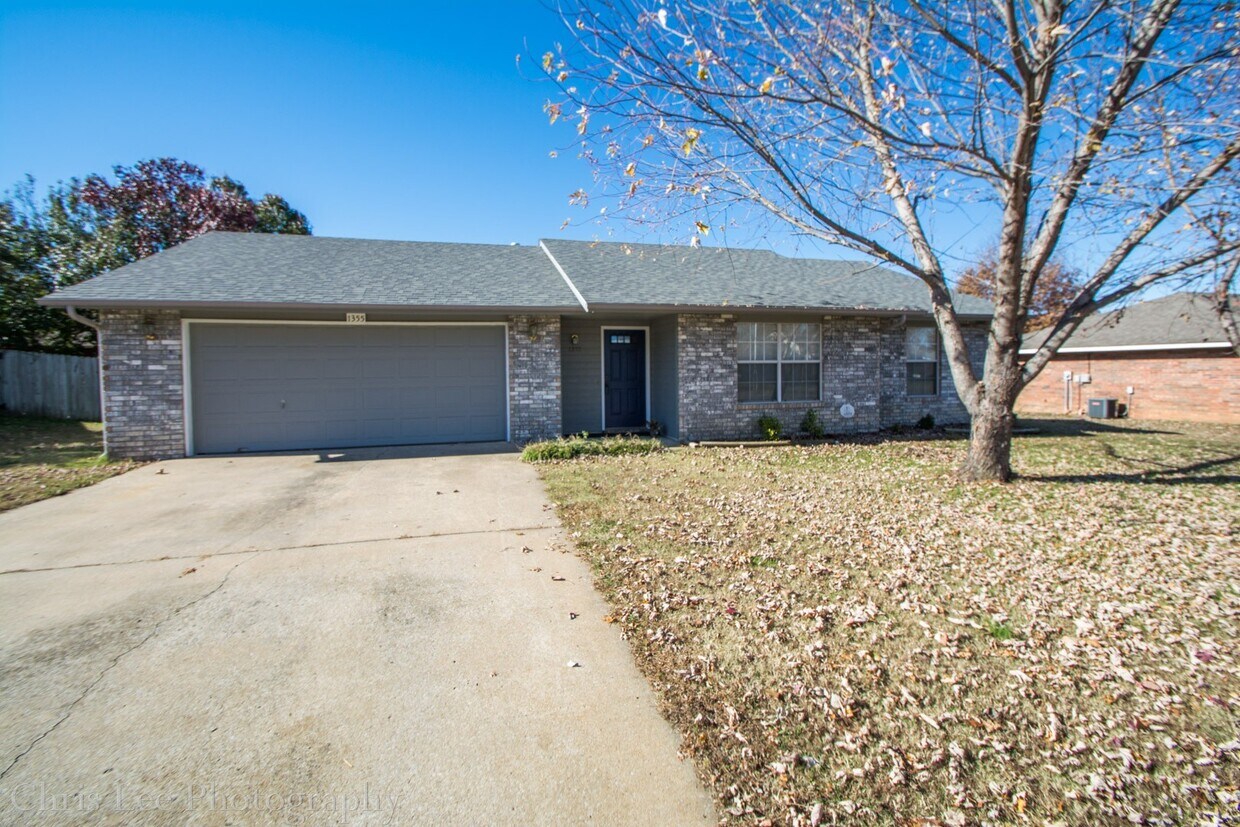 Very Well Kept 3BR/2BA home in Wedington Area! Great location, great yard! Ready for showings! - Very Well Kept 3BR/2BA home in Wedington Area! Great location, great yard! Ready for showings!