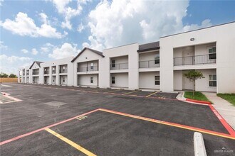 Building Photo - 820 E Cedar Ave