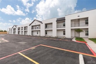 Building Photo - 820 E Cedar Ave