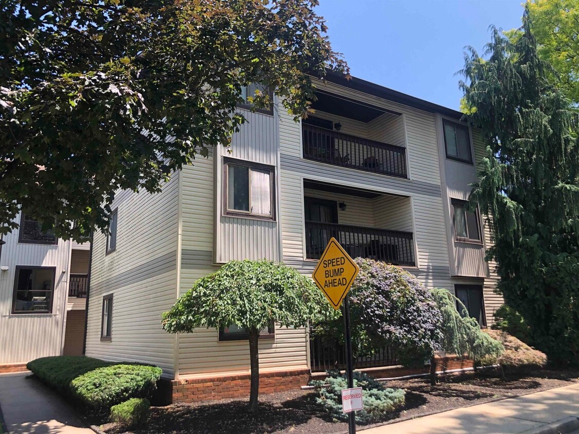 13 Green Valley Ct, Secaucus, NJ 07094 Condo for Rent in Secaucus, NJ