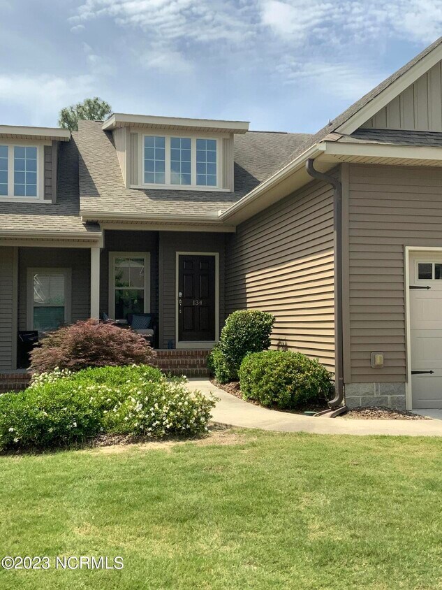 Primary Photo - 134 Cypress Cir