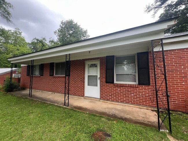 Foto del edificio - 4 bedroom  2 bathroom single family home