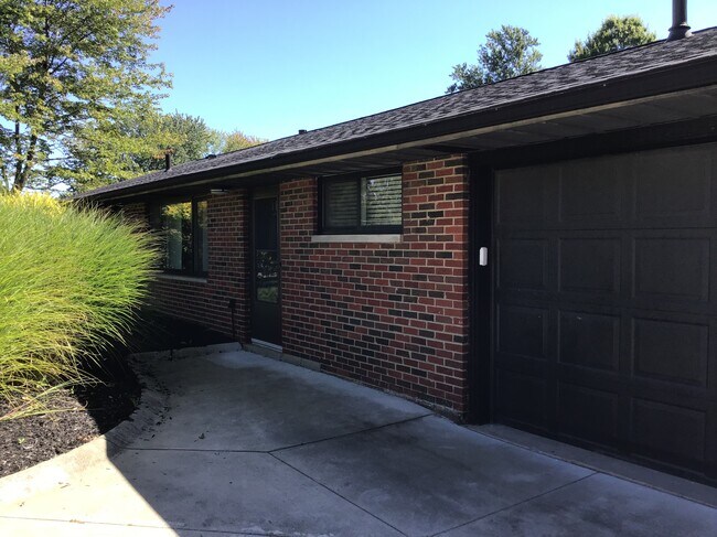 Building Photo - 1448 Laurel Dr