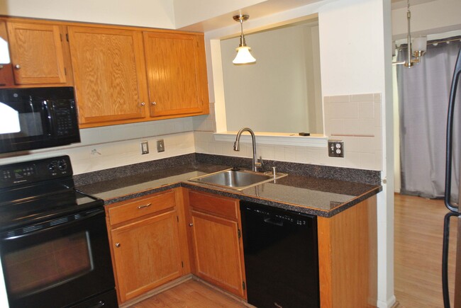 Building Photo - 7441 N Kingston Ct