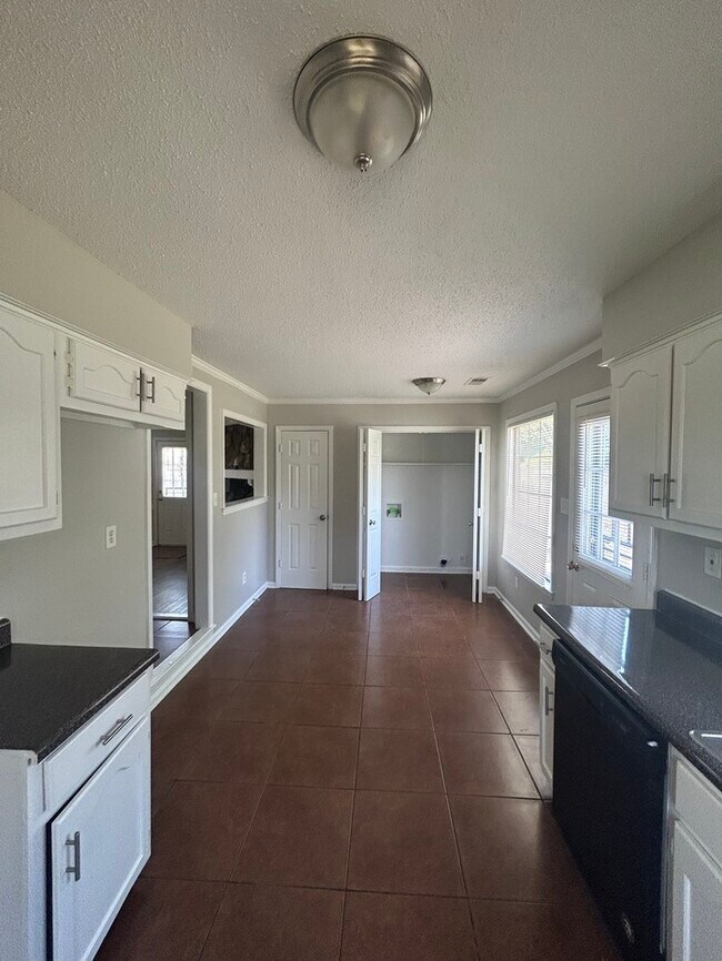 Building Photo - $500 OFF FIST MONTH'S RENT!