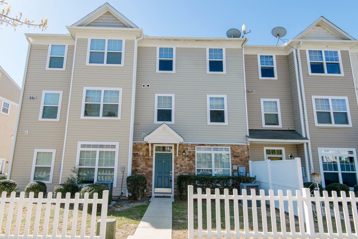 Water Included! Nice and Spacious 3 Bedro... - Water Included!  Nice and Spacious 3 Bedro...