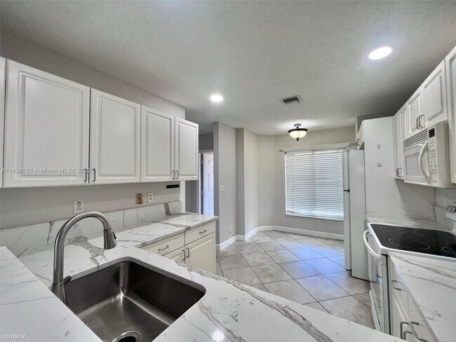 Foto del edificio - 3 br, 2.5 bath Townhome - 7375 NW 61st Ter...