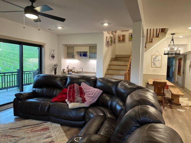 Foto del edificio - Home on Beautiful Farm and Vineyard Minutes From Town Of Blacksburg
