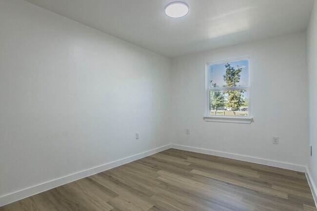 Foto del edificio - 2215 N Elmendorf St