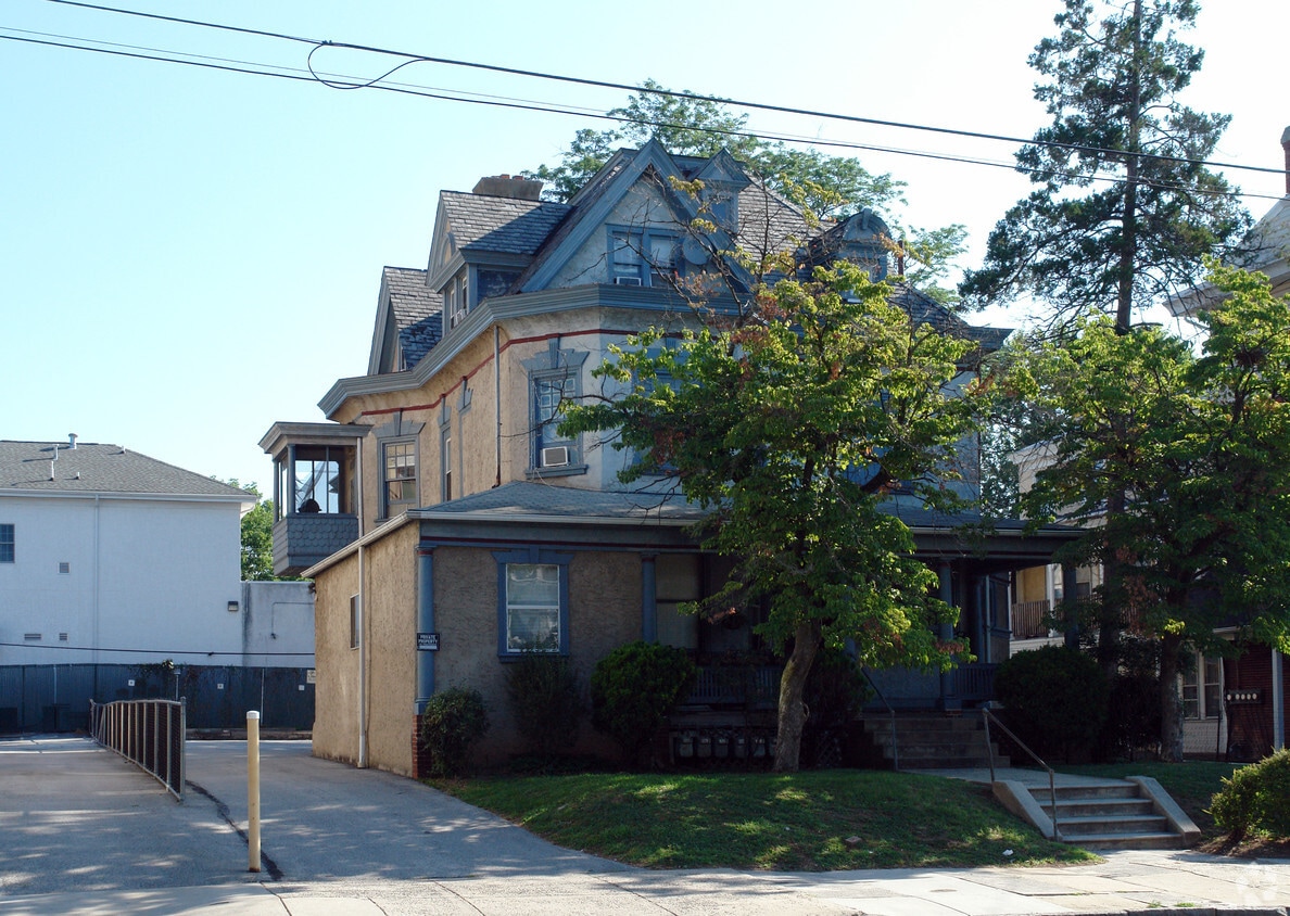 819 W Main St, Norristown, PA 19401 Apartments in Norristown, PA