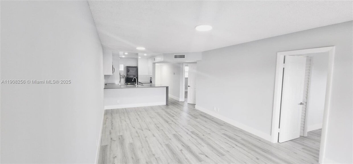 Foto principal - 8040 Colony Cir N