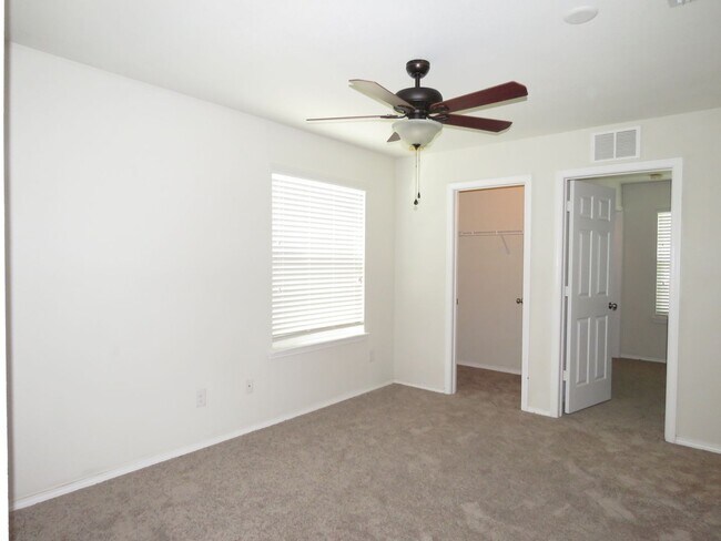 Foto del edificio - Beautiful Townhouse 3/2.5/2cg $2300mo