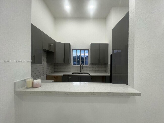 Foto del edificio - 355 E 4th St