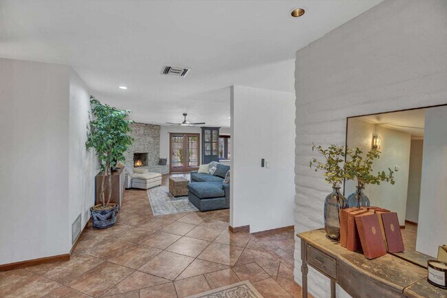 Foto del edificio - Rare Arcadia Proper Five  Bedroom Home now...