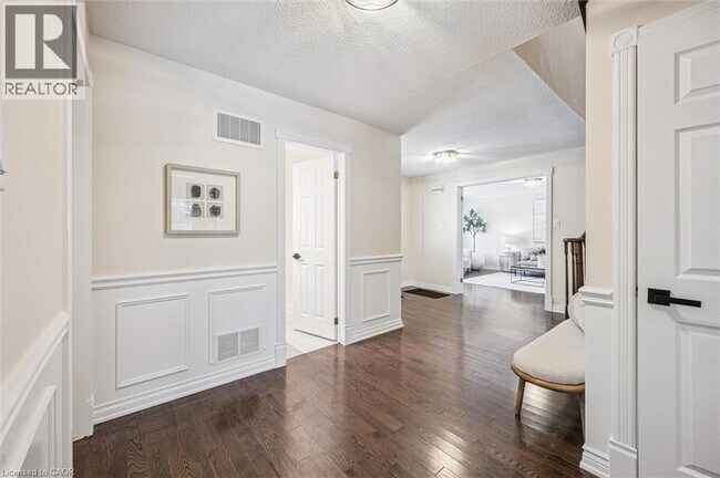 Photo du bâtiment - 4069 Lakeshore Rd.