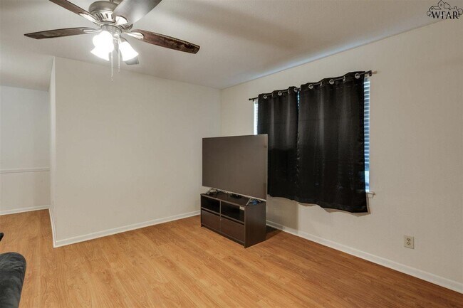 Foto del edificio - 2406 Picadilly Ln