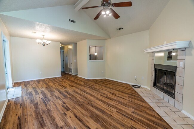 Building Photo - Refreshed 3 BR/2 BA home near I-49/UofA! Large fenced yard!