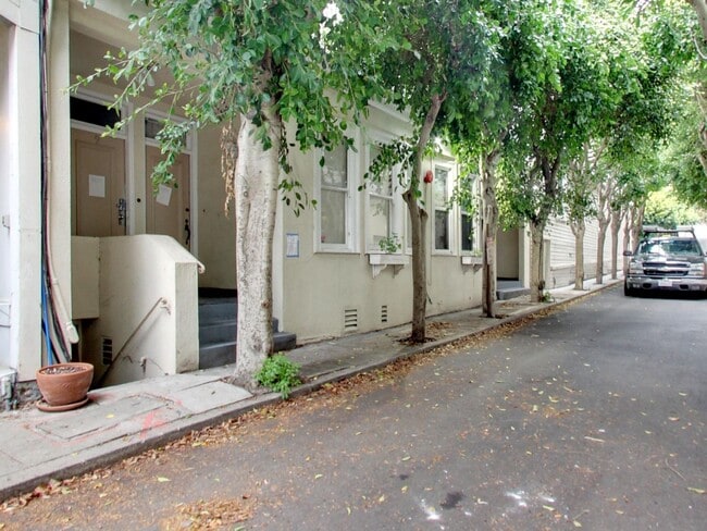 Building Photo - Remodeled 3 Bedroom in Nob Hill!!