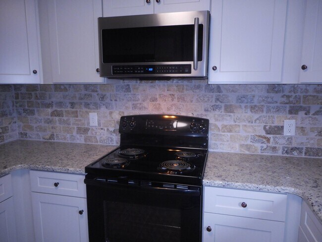 Building Photo - 2 Bedroom Brick Duplex in Prime Location w...