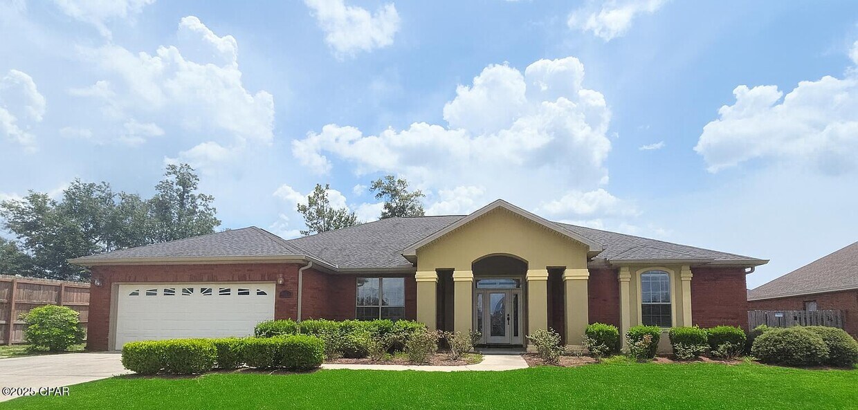 Foto principal - 3401 Hillcrest Dr