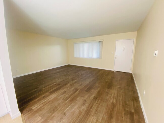 UNIDAD #4 SALA DE ESTAR - 10851 Moorpark St