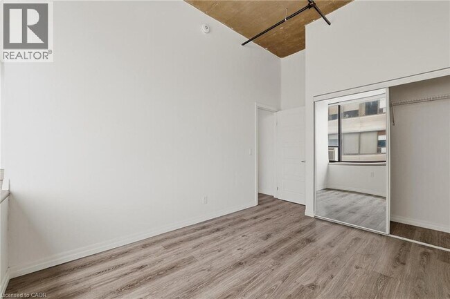 Photo du bâtiment - 30 Duke St W