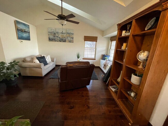 Building Photo - Charming, Well Maintained 3 Bedroom Home i...