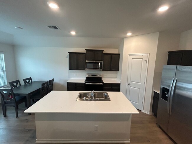 Building Photo - 3 Bedroom 2 Bath