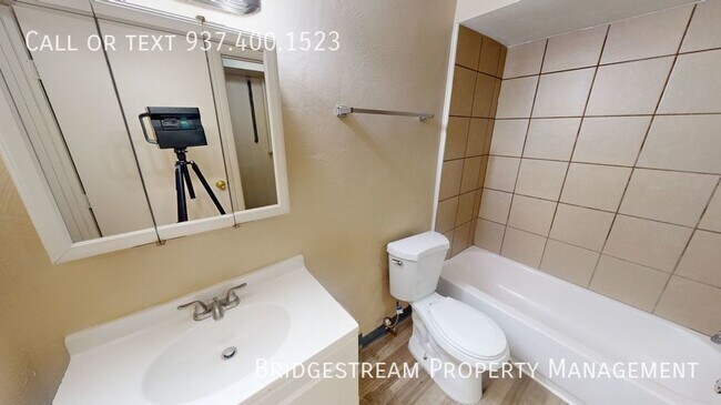 Building Photo - Updated lower level 1 bedroom, 1 bath unit...