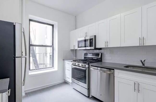 Building Photo - 6 W 107th St