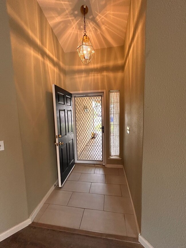 Building Photo - Nice home for rent in Hanford