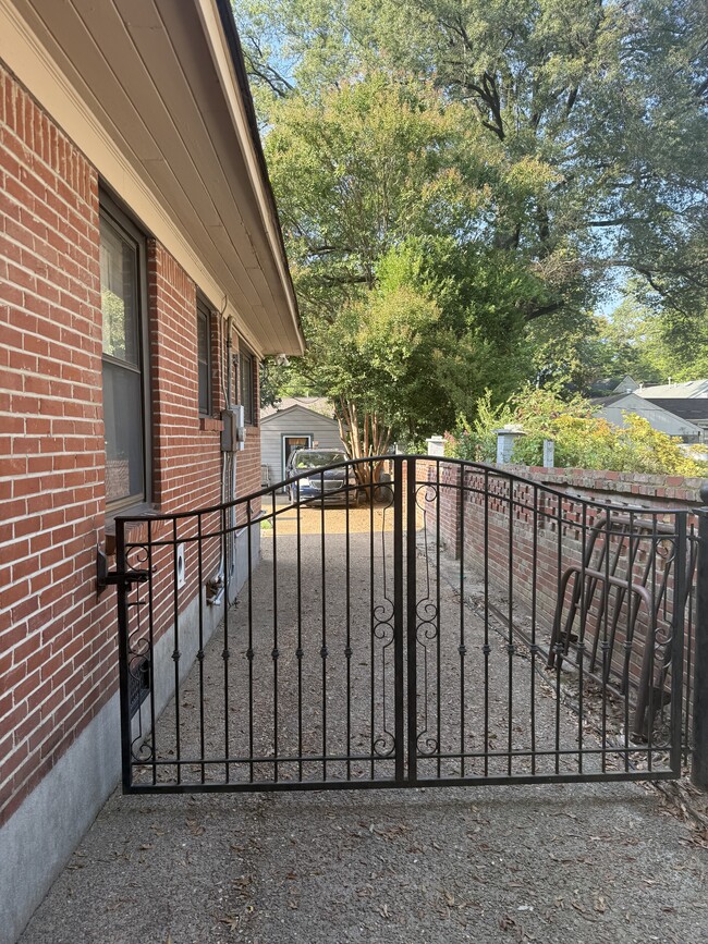 Building Photo - 2464 Monroe Ave