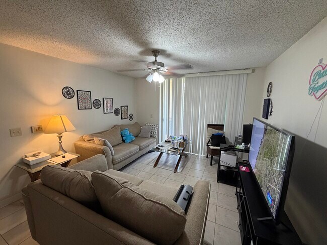 Foto del edificio - 1743 Village Blvd