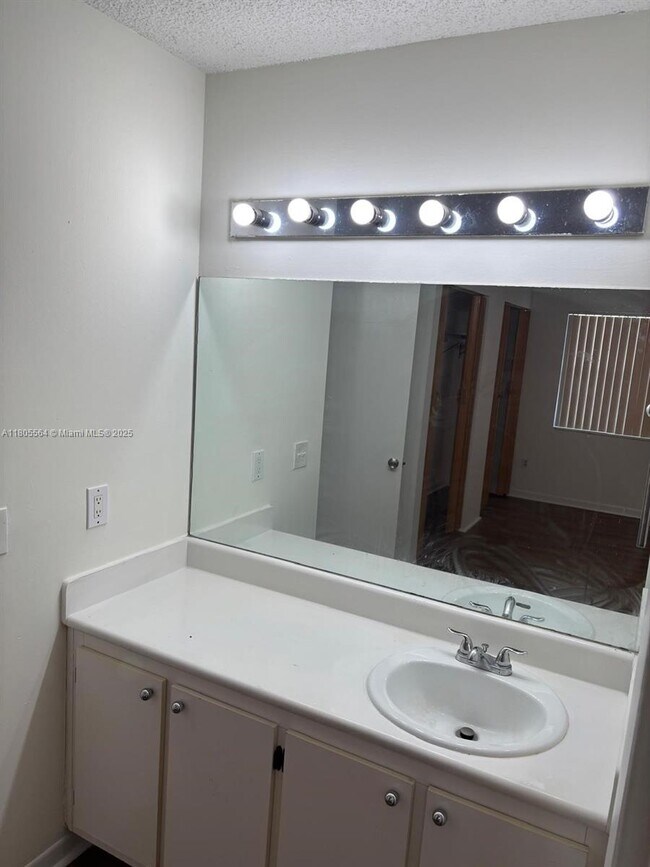 Foto del edificio - 9761 W Heather Ln