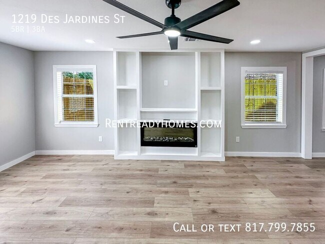 Building Photo - 1219 Des Jardines St