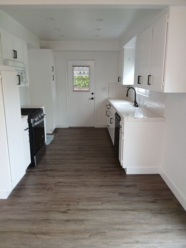 Building Photo - 1746